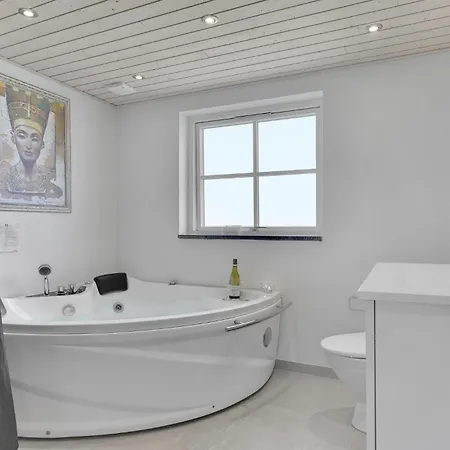 בית נופש Four-bedroom In