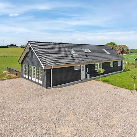 בית נופש Four-bedroom In *