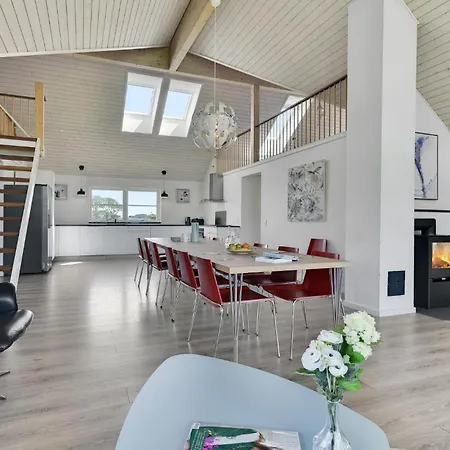 בית נופש Four-bedroom In